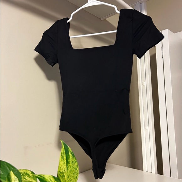 Aritzia Babaton Contour Square Neck Short Sleeved Bodysuit - Picture 2 of 3